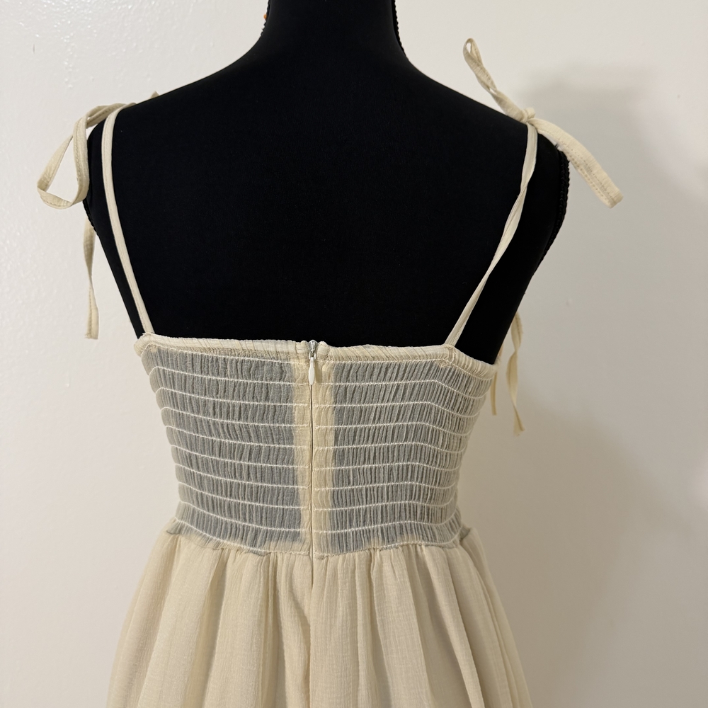 Elegant Cream Sleeveless Dress - Picture 2 of 9